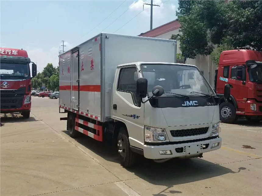 危險品運輸車 貴州藍牌廂式運輸車操作規(guī)范與安全注意事項